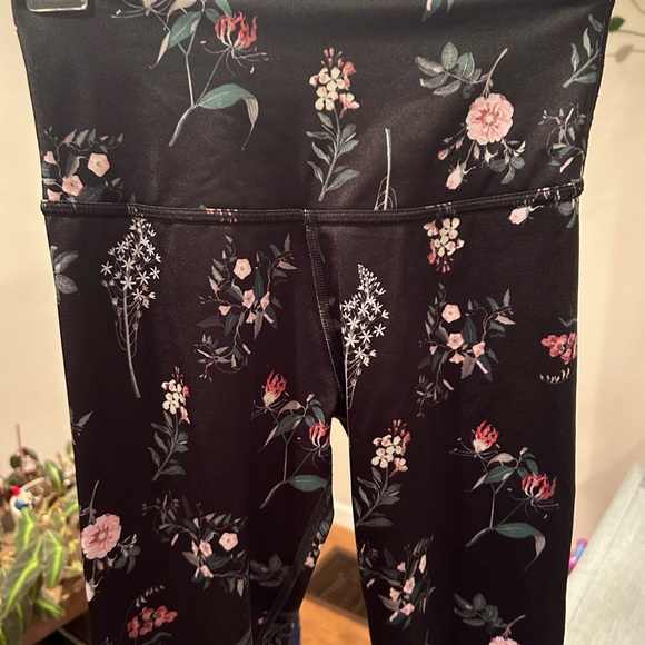 NWOT BEYOND YOGA beautiful printed leggings - Picture 10 of 10